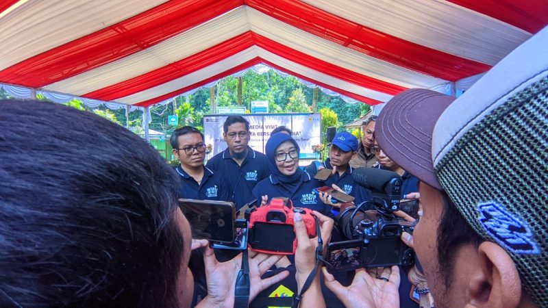 General Manager (GM) PLN NTB, Sri Heny Purwanti saat memberikan keterangan pers di PLTMH Santong. Kamis (19/06/2025). Foto (Lalu Sahid)