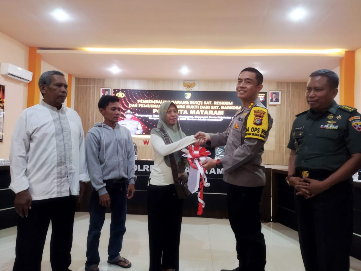 Ibu Hamidah saat menerima motornya secara simbolis dari Kapolres Mataram, AKBP Hendro Purwoko. Selasa (24/06/2025). Foto (Dedi Suhadi)
