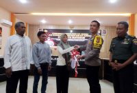 Ibu Hamidah saat menerima motornya secara simbolis dari Kapolres Mataram, AKBP Hendro Purwoko. Selasa (24/06/2025). Foto (Dedi Suhadi)