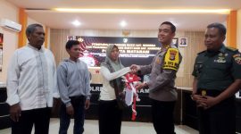 Ibu Hamidah saat menerima motornya secara simbolis dari Kapolres Mataram, AKBP Hendro Purwoko. Selasa (24/06/2025). Foto (Dedi Suhadi)