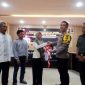 Ibu Hamidah saat menerima motornya secara simbolis dari Kapolres Mataram, AKBP Hendro Purwoko. Selasa (24/06/2025). Foto (Dedi Suhadi)
