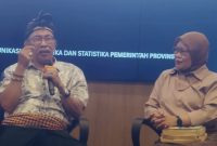 Ketua Majelis  Adat Sasak (MAS) Lalu Sajim Sastrawan bersama Direktur institut perempuan untuk perubahan sosial (inspirasi) NTB, Nurjanah saat bincang Kamisan di Kantor Gubernur, Kamis 26 Juni 2025. Foto (Dedi Suhadi)
