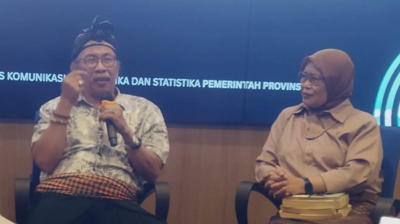Ketua Majelis  Adat Sasak (MAS) Lalu Sajim Sastrawan bersama Direktur institut perempuan untuk perubahan sosial (inspirasi) NTB, Nurjanah saat bincang Kamisan di Kantor Gubernur, Kamis 26 Juni 2025. Foto (Dedi Suhadi)