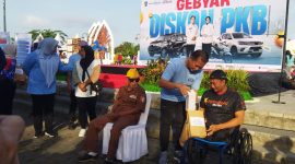Gubernur NTB Lalu Muhamad Iqbal launching program diskon pajak kendaraan bermotor di Teras Udayana Mataram, Minggu 29 Juni 2025. Foto (Dedi Suhadi)