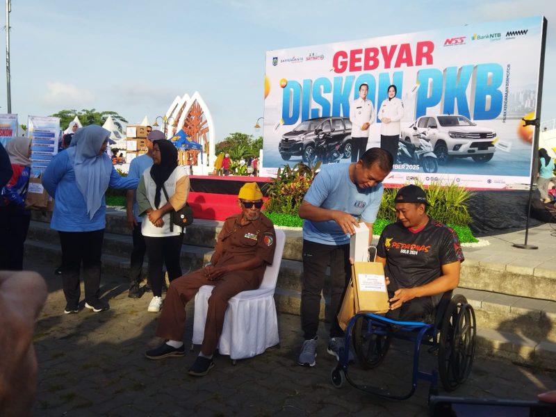 Gubernur NTB Lalu Muhamad Iqbal launching program diskon pajak kendaraan bermotor di Teras Udayana Mataram, Minggu 29 Juni 2025. Foto (Dedi Suhadi)