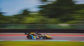 Sesi time attack Radical menjadi bagian dari Mandalika Festival of Speed (MFoS). Tampak pembalap memacu mobil sport ini pada MFoS putaran pertama yang digelar pada 9-11 Mei 2025. Foto (Doc.www.themandalikagp.com)