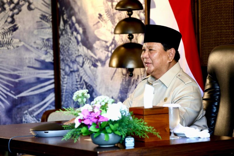Presiden Republik Indonesia, Prabowo Subianto meresmikan pengoperasian dan pembangunan 55 proyek energi baru terbarukan (EBT) yang dibangun Kementerian Energi dan Sumber Daya Mineral (ESDM), PT PLN (Persero), dan Swasta secara serentak di 15 provinsi di Indonesia. Foto (PT PLN)