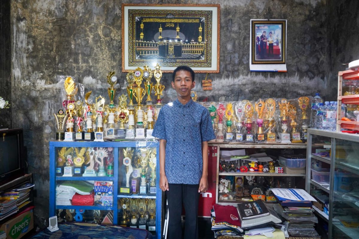 Rumah sederhana di sudut kota Ponorogo itu kini menjadi saksi dari perjalanan luar biasa seorang pemuda bernama Avan Ferdiansyah Hilmi. Tak kurang dari 100 piala prestasi berjejer rapi di ruang tamunya, bukan hasil jualan, melainkan simbol ketekunan, keberanian, dan harapan yang terus menyala di tengah keterbatasan (Foto: Dok Kemendikdasmen)
