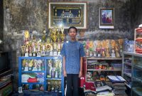 Rumah sederhana di sudut kota Ponorogo itu kini menjadi saksi dari perjalanan luar biasa seorang pemuda bernama Avan Ferdiansyah Hilmi. Tak kurang dari 100 piala prestasi berjejer rapi di ruang tamunya, bukan hasil jualan, melainkan simbol ketekunan, keberanian, dan harapan yang terus menyala di tengah keterbatasan (Foto: Dok Kemendikdasmen)