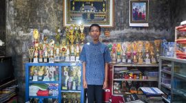 Rumah sederhana di sudut kota Ponorogo itu kini menjadi saksi dari perjalanan luar biasa seorang pemuda bernama Avan Ferdiansyah Hilmi. Tak kurang dari 100 piala prestasi berjejer rapi di ruang tamunya, bukan hasil jualan, melainkan simbol ketekunan, keberanian, dan harapan yang terus menyala di tengah keterbatasan (Foto: Dok Kemendikdasmen)