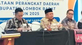 
Bupati Lombok Barat H. Lalu Ahmad Zaini (LAZ) saat menghadiri kegiatan Forum Group Discussion (FGD) Penataan Perangkat Daerah Kabupaten Lombok Barat di Ballroom Aruna Senggigi, Kecamatan Batulayar, Kamis 10 Juli 2025