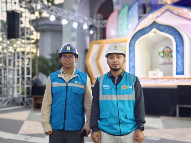Manager PLN ULP Praya, Rezha Muhabid (kanan) saat meninjau langsung gelaran Musabaqah Tilawatil Qur’an (MTQ) Ke-31 Tingkat Kabupaten Lombok Tengah yang digelar di Masjid Agung Praya. Foto (PLN NTB)