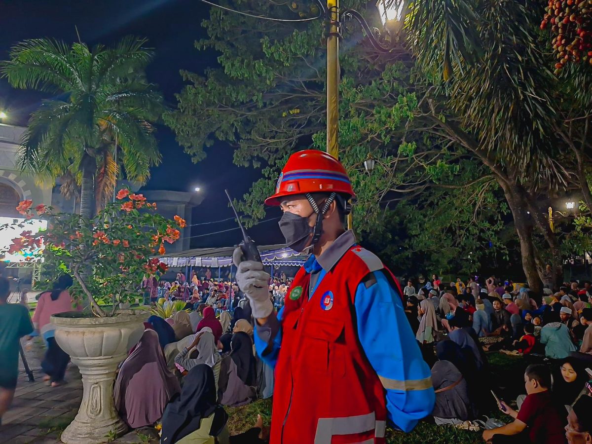 Salah seorang petugas PLN ULP Praya siaga memantau kelistrikan yang ada di gelaran penutupan MTQ di Praya. Foto (PLN NTB).
