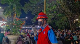 Salah seorang petugas PLN ULP Praya siaga memantau kelistrikan yang ada di gelaran penutupan MTQ di Praya. Foto (PLN NTB).