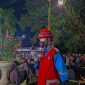 Salah seorang petugas PLN ULP Praya siaga memantau kelistrikan yang ada di gelaran penutupan MTQ di Praya. Foto (PLN NTB).
