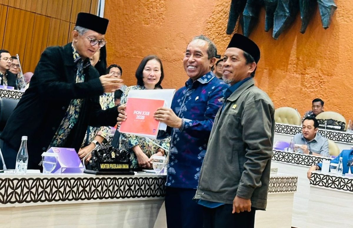 Anggota Komisi V DPR RI, Mori Hanafi dan H. Abdul Hadi, secara resmi menyerahkan dokumen rencana pembangunan Stadion Turide kepada Kementerian Pekerjaan Umum pada Selasa (9/7/2025). Foto (Doc.Ist).