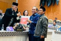 Anggota Komisi V DPR RI, Mori Hanafi dan H. Abdul Hadi, secara resmi menyerahkan dokumen rencana pembangunan Stadion Turide kepada Kementerian Pekerjaan Umum pada Selasa (9/7/2025). Foto (Doc.Ist).