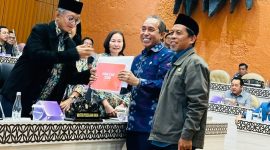 Anggota Komisi V DPR RI, Mori Hanafi dan H. Abdul Hadi, secara resmi menyerahkan dokumen rencana pembangunan Stadion Turide kepada Kementerian Pekerjaan Umum pada Selasa (9/7/2025). Foto (Doc.Ist).