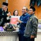 Anggota Komisi V DPR RI, Mori Hanafi dan H. Abdul Hadi, secara resmi menyerahkan dokumen rencana pembangunan Stadion Turide kepada Kementerian Pekerjaan Umum pada Selasa (9/7/2025). Foto (Doc.Ist).