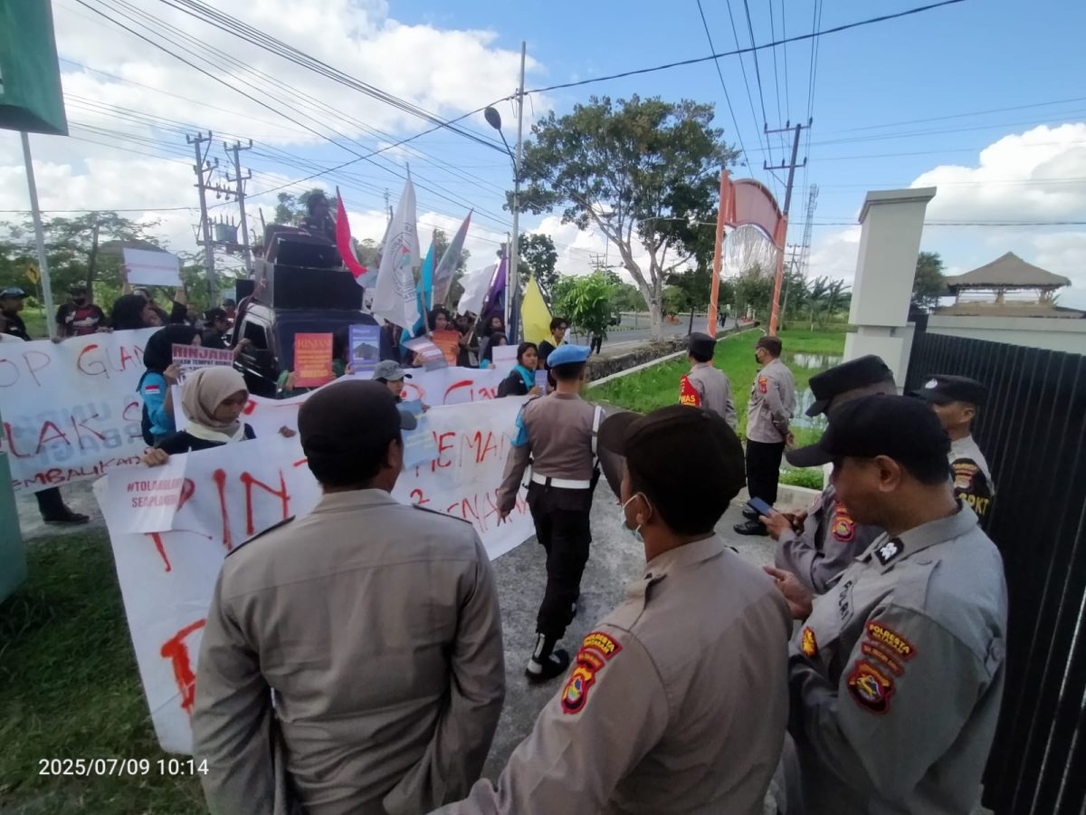 Aliansi Rinjani Memanggil dan Masyarakat Peduli Rinjani menggelar aksi hearing di Kantor Balai Taman Nasional Gunung Rinjani (TNGR) Resort Mataram, Rabu (09/07/2025). foto (Humas Polresta Mataram).