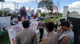 Aliansi Rinjani Memanggil dan Masyarakat Peduli Rinjani menggelar aksi hearing di Kantor Balai Taman Nasional Gunung Rinjani (TNGR) Resort Mataram, Rabu (09/07/2025). foto (Humas Polresta Mataram).