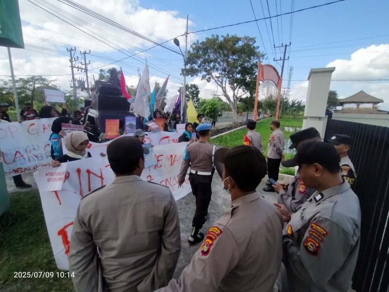 Aliansi Rinjani Memanggil dan Masyarakat Peduli Rinjani menggelar aksi hearing di Kantor Balai Taman Nasional Gunung Rinjani (TNGR) Resort Mataram, Rabu (09/07/2025). foto (Humas Polresta Mataram).