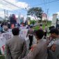 Aliansi Rinjani Memanggil dan Masyarakat Peduli Rinjani menggelar aksi hearing di Kantor Balai Taman Nasional Gunung Rinjani (TNGR) Resort Mataram, Rabu (09/07/2025). foto (Humas Polresta Mataram).