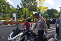 Polisi saat melakukan penertiban ke pengendara jalan di simpang BI, kota Mataram. Senin (14/07/2025). Foto (Dedi Suhadi/gontb).