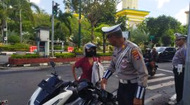 Polisi saat melakukan penertiban ke pengendara jalan di simpang BI, kota Mataram. Senin (14/07/2025). Foto (Dedi Suhadi/gontb).