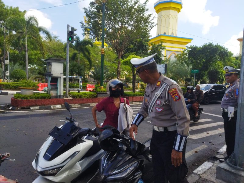 Polisi saat melakukan penertiban ke pengendara jalan di simpang BI, kota Mataram. Senin (14/07/2025). Foto (Dedi Suhadi/gontb).
