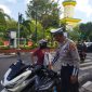 Polisi saat melakukan penertiban ke pengendara jalan di simpang BI, kota Mataram. Senin (14/07/2025). Foto (Dedi Suhadi/gontb).