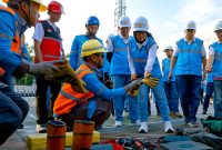 General Manager PLN UIW NTB, Sri Heny Purwanti,usai Apel melihat langsung kesiapan seluruh personel yang akan bertugas di Fornas VIII Nusa Tenggara Barat. Foto (PLN NTB)