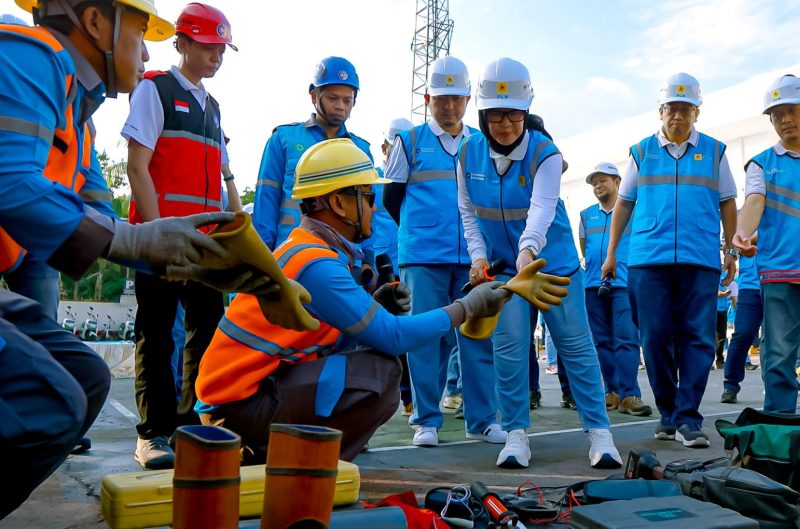 General Manager PLN UIW NTB, Sri Heny Purwanti,usai Apel melihat langsung kesiapan seluruh personel yang akan bertugas di Fornas VIII Nusa Tenggara Barat. Foto (PLN NTB)