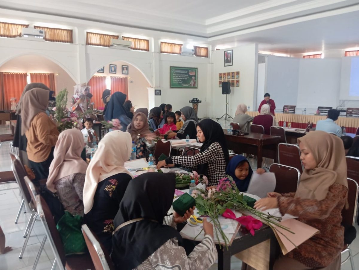 Anak anak dan peserta Workshop antusias merangkai bunga yang berlangsung di Aula Rinjani SMAN 1 Mataram, Sabtu (26/7/2025). Foto (Ramli/gontb).