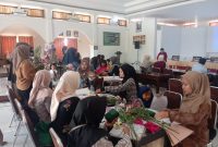 Anak anak dan peserta Workshop antusias merangkai bunga yang berlangsung di Aula Rinjani SMAN 1 Mataram, Sabtu (26/7/2025). Foto (Ramli/gontb).