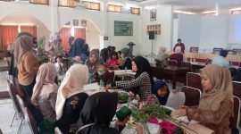 Anak anak dan peserta Workshop antusias merangkai bunga yang berlangsung di Aula Rinjani SMAN 1 Mataram, Sabtu (26/7/2025). Foto (Ramli/gontb).
