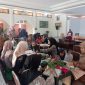 Anak anak dan peserta Workshop antusias merangkai bunga yang berlangsung di Aula Rinjani SMAN 1 Mataram, Sabtu (26/7/2025). Foto (Ramli/gontb).