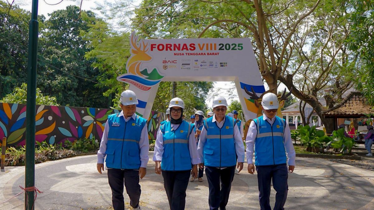 Sri Heny Purwanti, General Manager PLN UIW NTB saat mengunjungi Festival Olahraga Rekreasi Nasional (FORNAS) VIII 2025 di uang Terbuka Hijau (RTH) Pagutan, Kota Mataram. Senin (28/07/2025). Foto (PLN NTB)