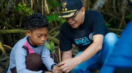 Wakil Bupati Lombok Timur, H. Moh. Edwin Hadiwijaya menanam mangrove di Ekowisata Bale Mangrove Jerowaru. Foto (PLN NTB)
