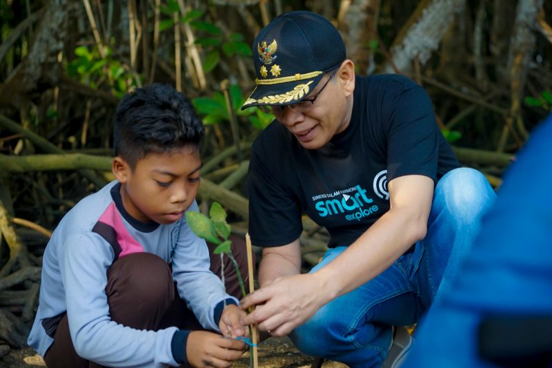 Wakil Bupati Lombok Timur, H. Moh. Edwin Hadiwijaya menanam mangrove di Ekowisata Bale Mangrove Jerowaru. Foto (PLN NTB)