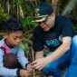 Wakil Bupati Lombok Timur, H. Moh. Edwin Hadiwijaya menanam mangrove di Ekowisata Bale Mangrove Jerowaru. Foto (PLN NTB)