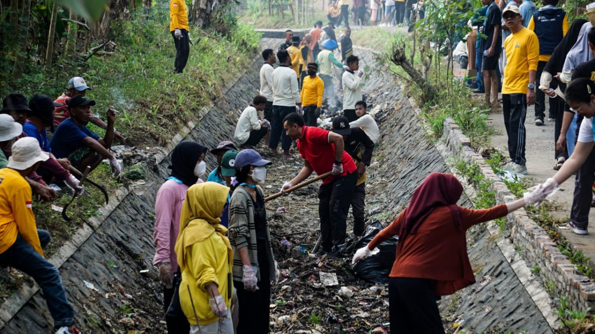 kegiatan gotong royong pembersihan saluran irigasi atau parit yang mengaliri persawahan yang tersumbat di Desa Giri Tembesi Kecamatan Gerung, Jumat, 25 Juli 2025. Foto (Ramli/gontb).