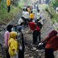 kegiatan gotong royong pembersihan saluran irigasi atau parit yang mengaliri persawahan yang tersumbat di Desa Giri Tembesi Kecamatan Gerung, Jumat, 25 Juli 2025. Foto (Ramli/gontb).