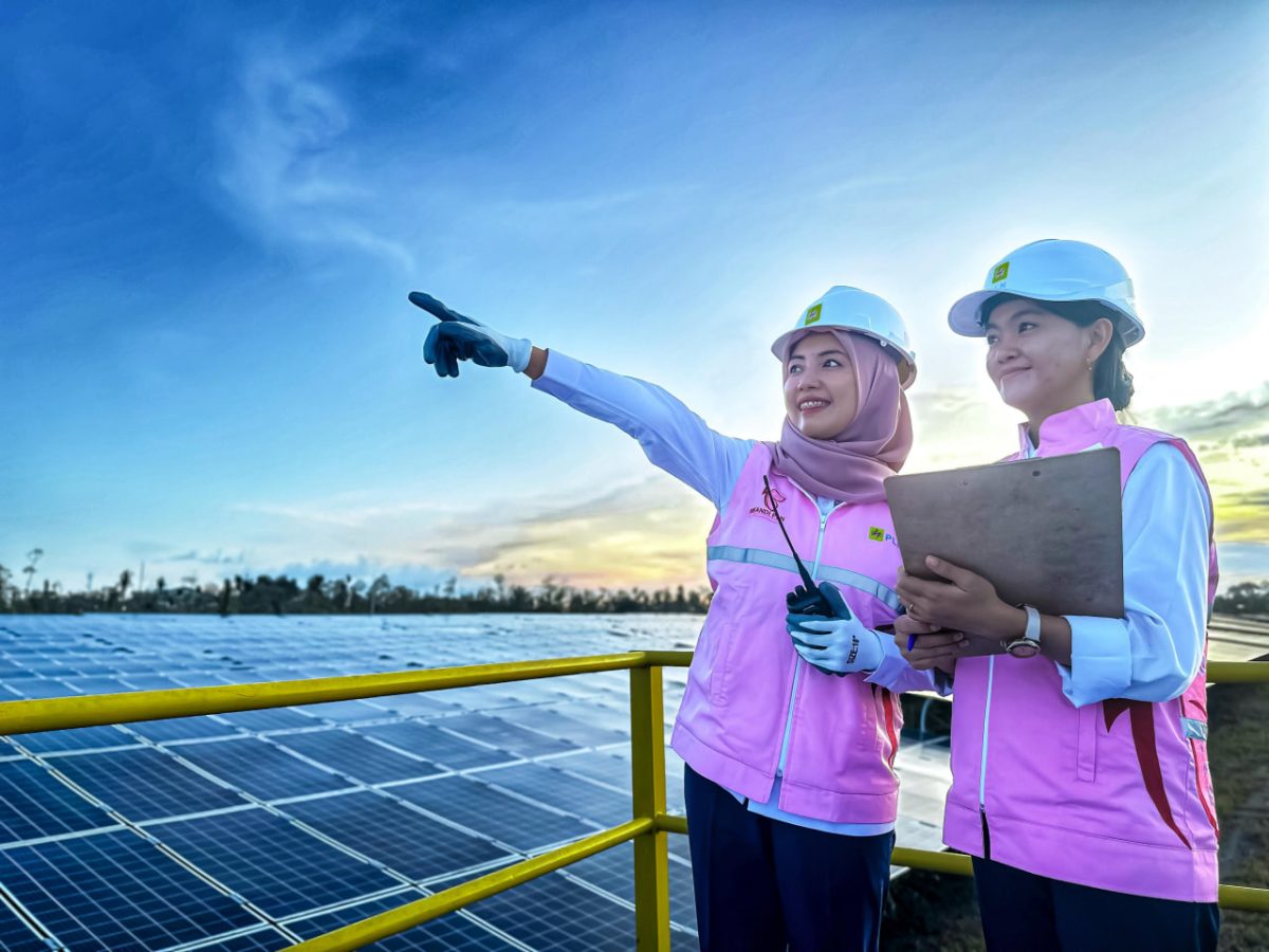 Pegawai PLN saat memantau di PLTS. Foto (PLN NTB).