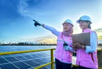 Pegawai PLN saat memantau di PLTS. Foto (PLN NTB).