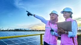Pegawai PLN saat memantau di PLTS. Foto (PLN NTB).