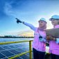 Pegawai PLN saat memantau di PLTS. Foto (PLN NTB).