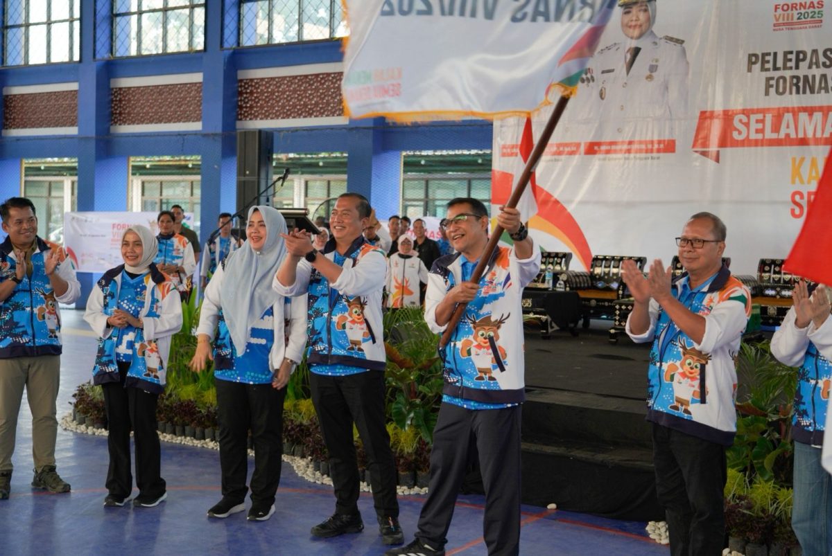 Gubernur NTB, Dr. H. Lalu Muhamad Iqbal didampingi Wakil Gubernur Indah Dhamayanti Putri, SE., M.IP. secara resmi melepas Kontingen NTB untuk mengikuti FORNAS ke VIII yang berlangsung di Gelanggang Pemuda Mataram, Kamis (24/7/2025). Foto (Diskominfotik NTB).