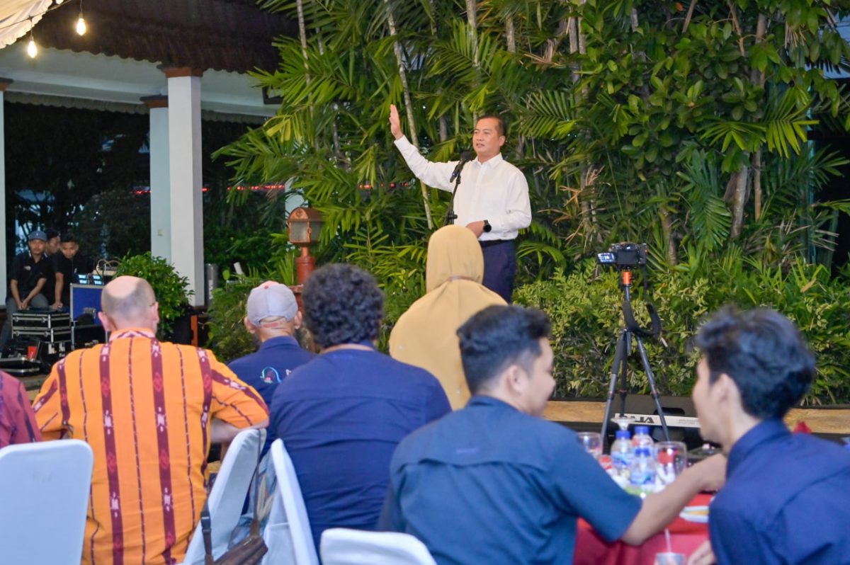 Gubernur NTB, Lalu Muhamad Iqbal saat menjamu Tim Assessor Unesco Global Geopark, Alain Petit dan Marekazu Onho di Pendopo Gubernur NTB, Selasa malam, 1 Juli 2025. Foto (Dedi Suhadi/gontb).