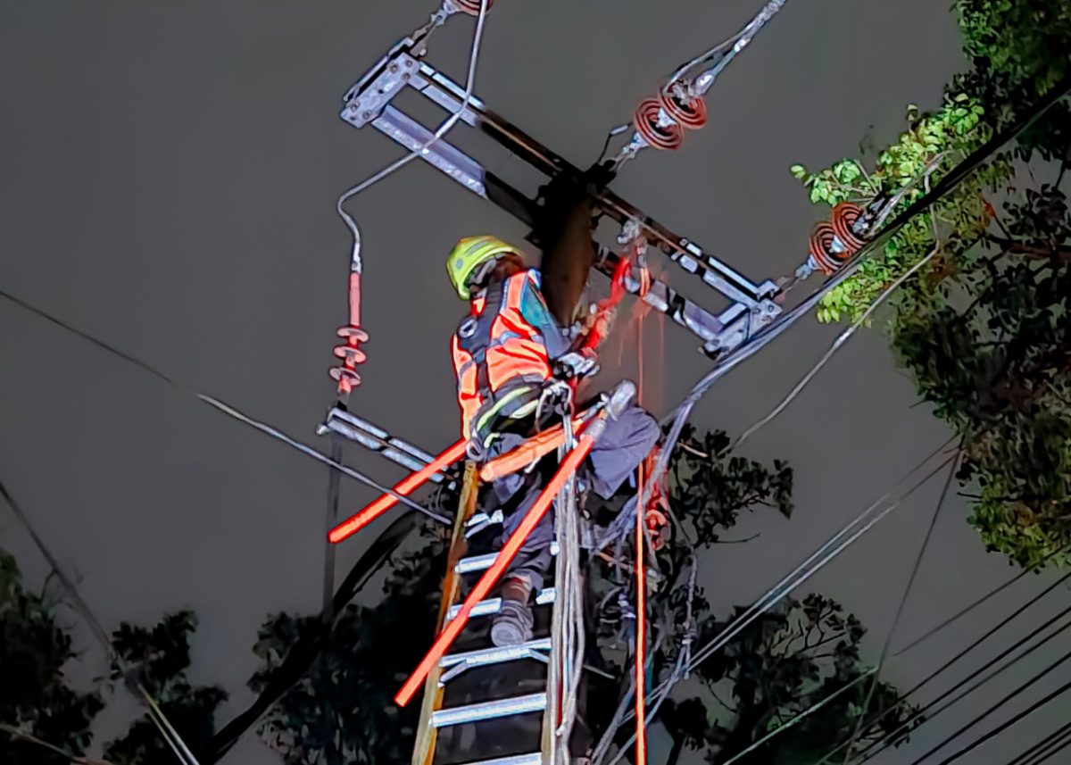 Petugas PLN saat sedang melakukan penormalan di Gardu listrik PLN. Foto (PLN NTB)